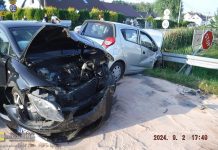 Dąbrówka. Dwa samochody zderzyły się na skrzyżowaniu – ZDJĘCIA