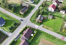 Policja latała dronem w Dąbrówce. Sprawdzano czy kierowcy zatrzymują się przed znakiem STOP