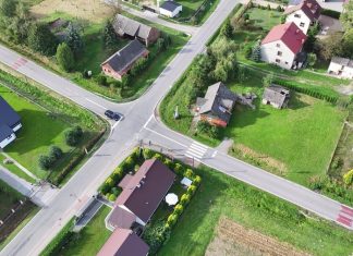 Policja latała dronem w Dąbrówce. Sprawdzano czy kierowcy zatrzymują się przed znakiem STOP