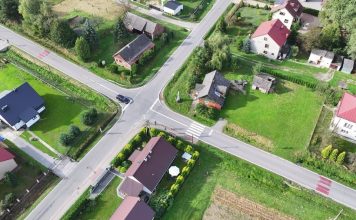 Policja latała dronem w Dąbrówce. Sprawdzano czy kierowcy zatrzymują się przed znakiem STOP
