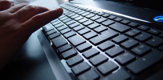 Oszust matrymonialny złapał w sidła mieszkankę Brzeska. Uratowała ją czujność pracownika banku