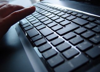 Oszust matrymonialny złapał w sidła mieszkankę Brzeska. Uratowała ją czujność pracownika banku