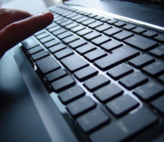 Oszust matrymonialny złapał w sidła mieszkankę Brzeska. Uratowała ją czujność pracownika banku