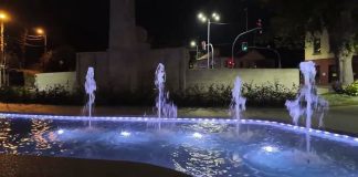 Bochnia. Tak wygląda nocą fontanna na Plantach Salinarnych – WIDEO