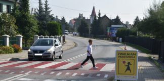 Powiat bocheński. Policyjne akcje „Bezpieczna droga do szkoły” i „Zwalniam przed szkołą” – ZDJĘCIA