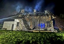 Nocny pożar nowego domu w Grabinie. Właściciele nie zdążyli się jeszcze wprowadzić