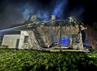 Nocny pożar nowego domu w Grabinie. Właściciele nie zdążyli się jeszcze wprowadzić