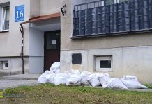 Bochnia. Radni rozmawiali o zagrożeniu powodziowym. Mieszkanka os. Jana: „Wylewamy wiadrami wodę z zalanych pomieszczeń”