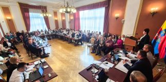 Rada Powiatu przyjęła zmiany w regulaminie wynagrodzeń mimo protestów nauczycieli – RELACJA