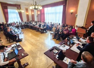 Rada Powiatu przyjęła zmiany w regulaminie wynagrodzeń mimo protestów nauczycieli – RELACJA