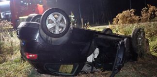 Pijany 19-latek za kierownicą dachował koło Gdowa. Pasażer doznał ciężkich obrażeń głowy