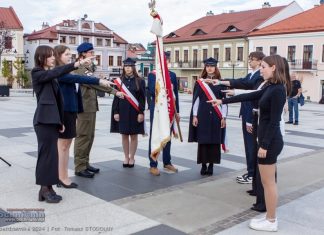Bochnia. Ślubowanie pierwszych klas I LO na Rynku – ZDJĘCIA