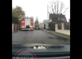 Bochnia. Kolizja wozu strażackiego w drodze na akcję – WIDEO