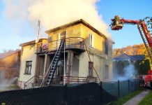 Pożar domu na Krzęczkowie. Dwóch mężczyzn utknęło na balkonie, pomogli im policjanci i strażacy