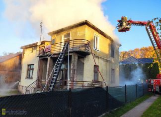 Pożar domu na Krzęczkowie. Dwóch mężczyzn utknęło na balkonie, pomogli im policjanci i strażacy