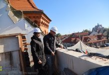 Trwa remont dachu ratusza w Niepołomicach – ZDJĘCIA