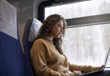 🔸 Czy warto wybrać pociąg na trasie Kraków-Warszawa na podróż służbową?