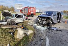 🔴 Groźny wypadek w Rzezawie. Dwie osoby ranne, wezwano śmigłowiec – ZDJĘCIA