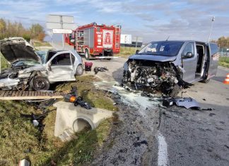 🔴 Groźny wypadek w Rzezawie. Dwie osoby ranne, wezwano śmigłowiec – ZDJĘCIA