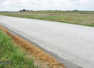 W gminie Kłaj zrobili drogę powiatową z betonu. „Będzie o wiele trwalsza”