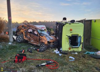 Wypadek w Rdzawie. Zderzenie Dacii z ciężarówką – ZDJĘCIA