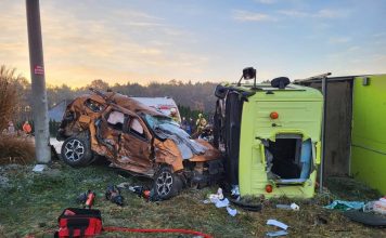 Wypadek w Rdzawie. Zderzenie Dacii z ciężarówką – ZDJĘCIA