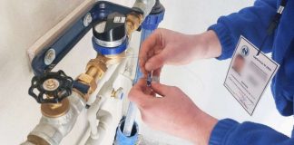 W Niepołomicach montują mieszkańcom nowoczesne wodomierze radiowe