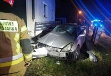 Rzezawa. Toyota staranowała ogrodzenie