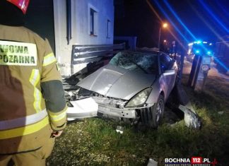Rzezawa. Toyota staranowała ogrodzenie