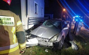 Rzezawa. Toyota staranowała ogrodzenie