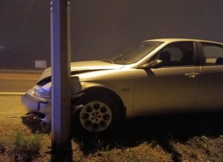 Dębno. Kompletnie pijany kierowca rozbił auto na słupie