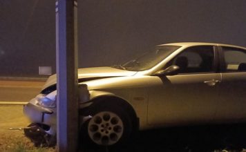 Dębno. Kompletnie pijany kierowca rozbił auto na słupie