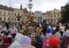 Bocheński Rynek w świątecznej odsłonie. Przedszkolaki przystroiły 20 choinek – ZDJĘCIA