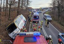 🔴 Wypadek autobusu na DW965. 15 osób uwięzionych w pojeździe – ZDJĘCIA