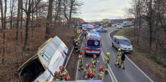 🔴 Wypadek autobusu na DW965. 15 osób uwięzionych w pojeździe – ZDJĘCIA
