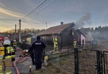 Pożar drewnianego budynku mieszkalnego w Gawłówku – ZDJĘCIA