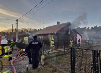 Pożar drewnianego budynku mieszkalnego w Gawłówku – ZDJĘCIA