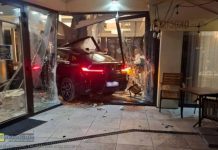 Auto wjechało w restaurację w Szarowie – ZDJĘCIA