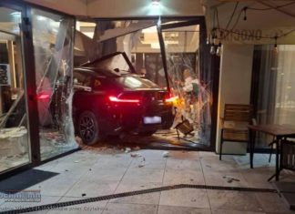 Auto wjechało w restaurację w Szarowie – ZDJĘCIA