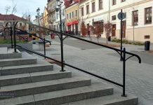 Bochnia. Zamontowano barierki przy schodach na Rynku