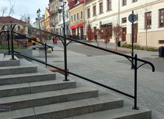 Bochnia. Zamontowano barierki przy schodach na Rynku
