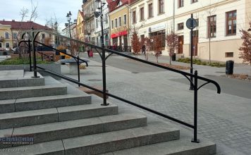 Bochnia. Zamontowano barierki przy schodach na Rynku
