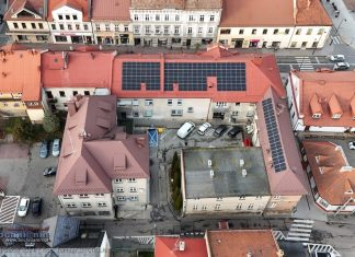 Bochnia. Instalacja fotowoltaiczna na dachu Urzędu Miasta