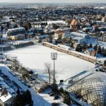 Modernizacja stadionu Puszczy Niepołomice: wieże telewizyjne i remont trybun w toku