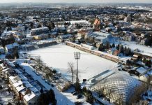 Modernizacja stadionu Puszczy Niepołomice: wieże telewizyjne i remont trybun w toku