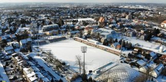 Modernizacja stadionu Puszczy Niepołomice: wieże telewizyjne i remont trybun w toku