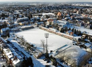 Modernizacja stadionu Puszczy Niepołomice: wieże telewizyjne i remont trybun w toku