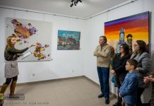 Bochnia. Wernisaż wystawy „Malujemy Sercem” dla WOŚP – ZDJĘCIA