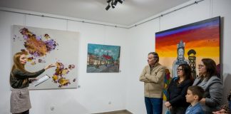 Bochnia. Wernisaż wystawy „Malujemy Sercem” dla WOŚP – ZDJĘCIA