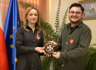 Burmistrz Bochni przekazała przedmioty na licytacje WOŚP